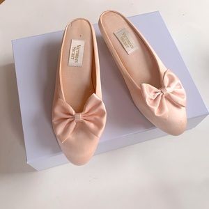 Vintage Victoria’s Secret gold label pink bow slippers